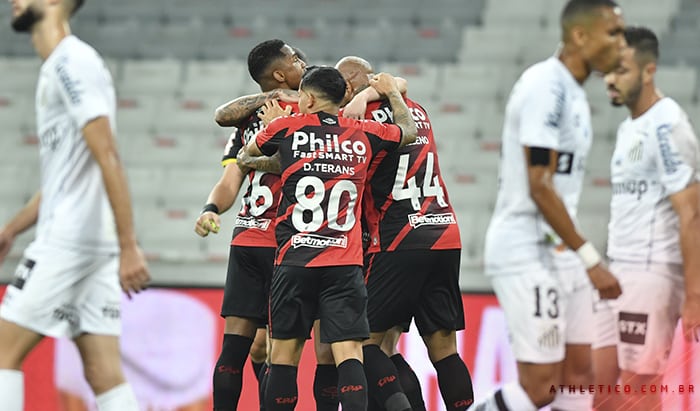 Ap&oacute;s 11 jogos tomando gols, zaga do Athletico passa em branco contra o Santos