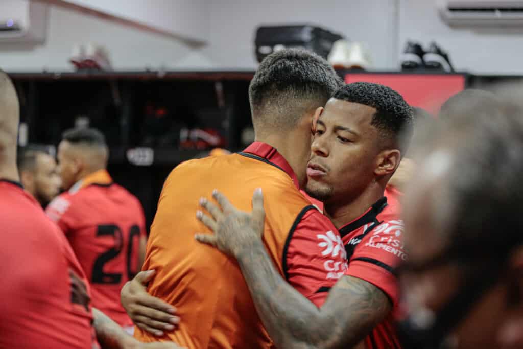 Arthur Gomes fecha com Estoril, de Portugal