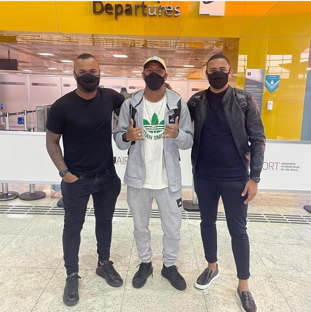 Arthur Gomes viaja para Portugal e agradece ao Santos: &ldquo;Vila mais famosa do mundo&rdquo;