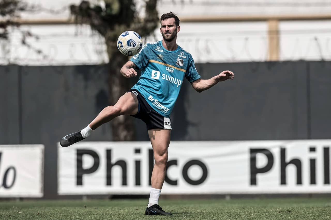 Refor&ccedil;os do Santos treinam j&aacute; no CT Rei Pel&eacute;