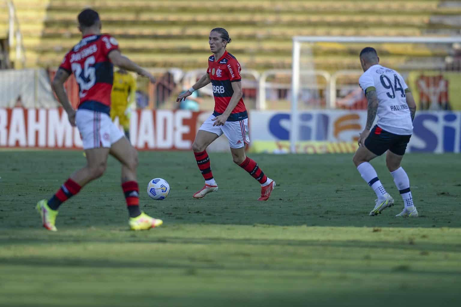 Flamengo fecha com Kennedy e mira mais um reforço