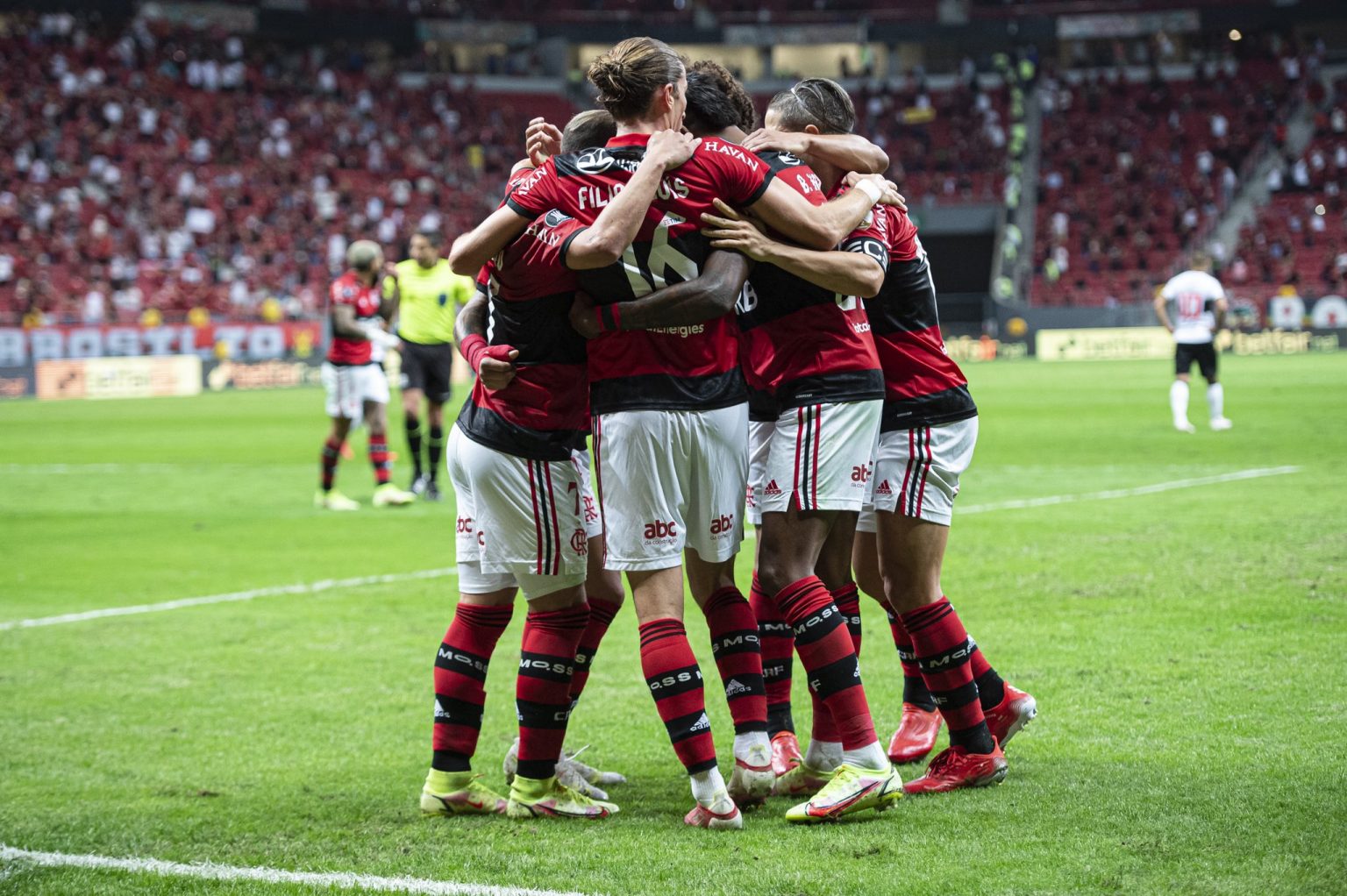 Flamengo vence Ol&iacute;mpia e vai &agrave;s semifinais da Libertadores