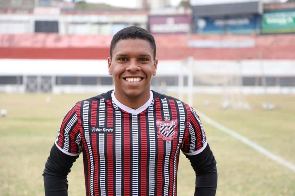 Meia do Paulista faz contagem regressiva para estreia na Bezinha: “Estou ansioso”