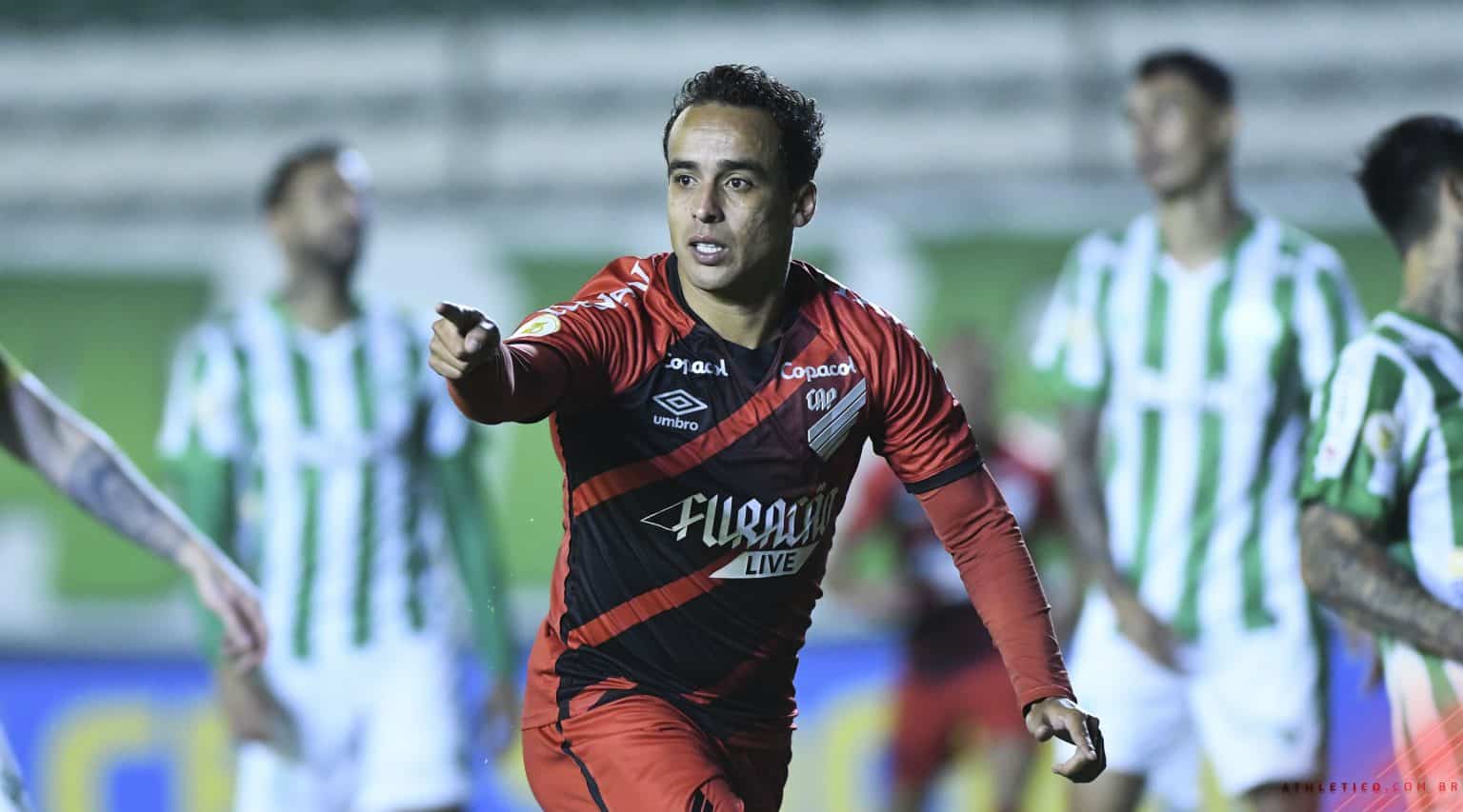 Meia do Athletico gera pol&ecirc;mica em resposta a um torcedor em sua rede social