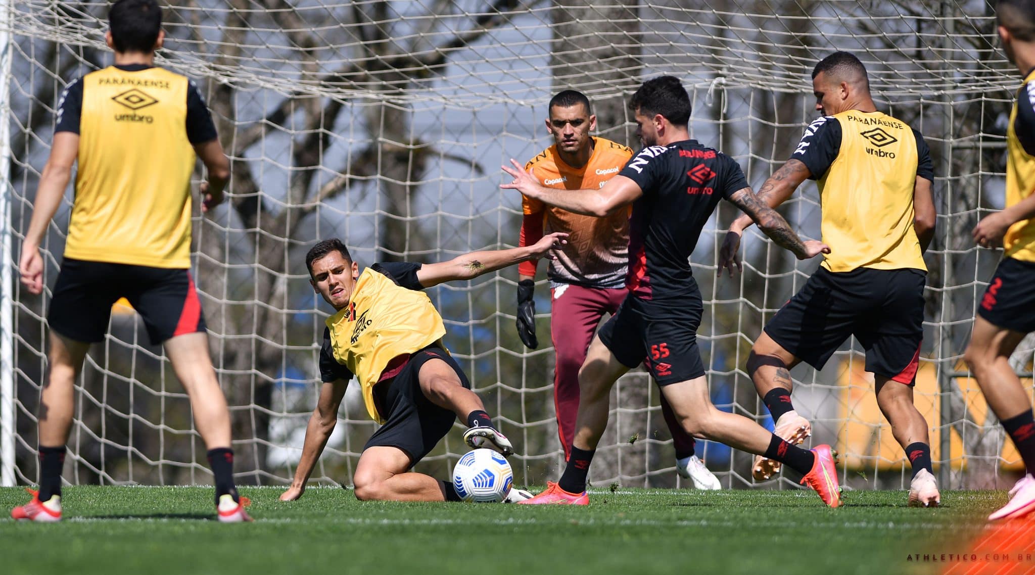 Pedro Rocha e Lucas Fasson s&atilde;o relacionados para a partida contra o Santos