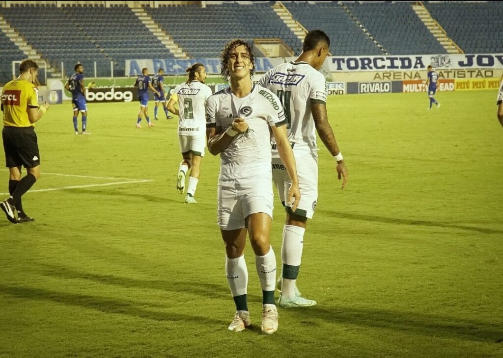 Vit&oacute;ria e vice-lideran&ccedil;a: Goi&aacute;s vence Confian&ccedil;a e fica a ponto do l&iacute;der