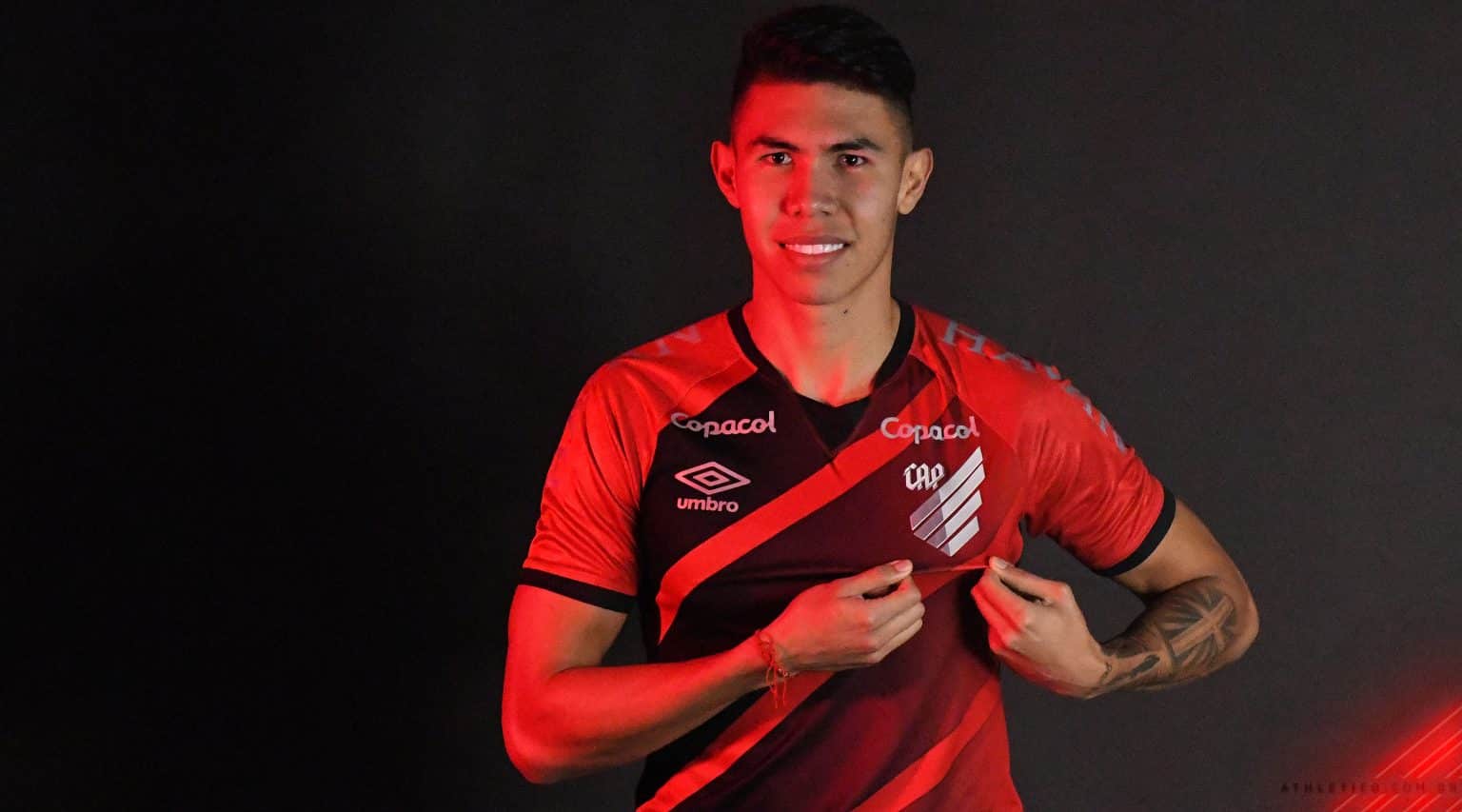 Athletico anuncia o colombiano Nicol&aacute;s Hern&aacute;ndez, ex-zagueiro do Atl&eacute;tico Nacional