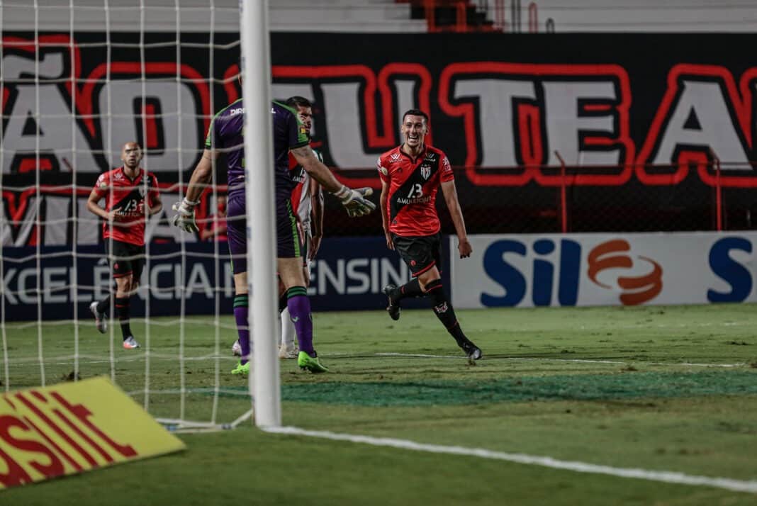 Gabriel Baralhas pode ter contrato definitivo no Atlético-GO