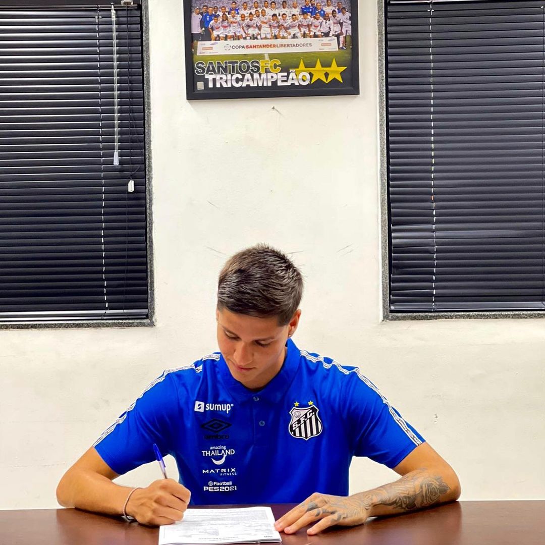 Santos assina com atacante; multa &eacute; de R$ 615 milh&otilde;es