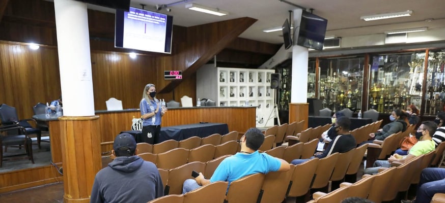 Santos realiza palestra com psic&oacute;loga para pais de atletas da base