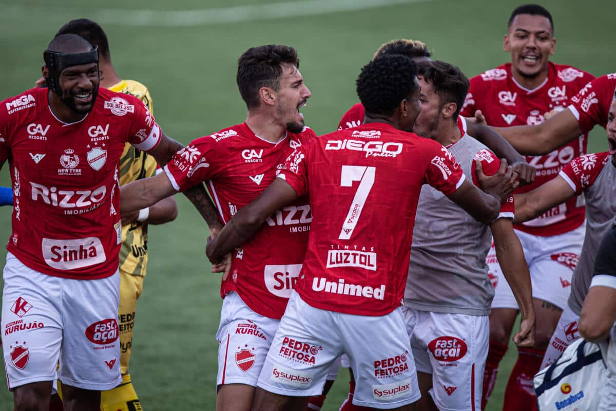 Após triunfo do Vila Nova, Arthur Rezende defende grupo: “Nunca deixou de trabalhar”