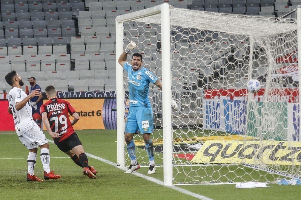 Jo&atilde;o Paulo critica p&ecirc;nalti n&atilde;o marcado: &ldquo;Contra tudo e todos&rdquo;