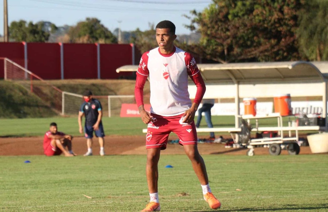 Depois de duas temporadas no exterior, Matheus Barbosa retorna ao Vila Nova