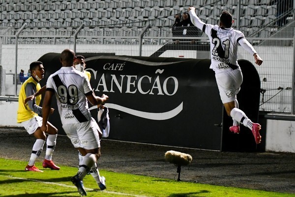 Kleina analisa vit&oacute;ria: &ldquo;Poder dar esse presente a todo pontepretano &eacute; de grande valia. &Eacute; isso que nos d&aacute; for&ccedil;a, essa torcida nos esperando ap&oacute;s uma vit&oacute;ria de ra&ccedil;a e entrega&rdquo;