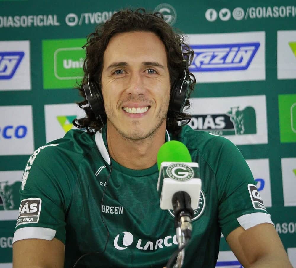 Empolgado, Nicolas celebra primeiro gol pelo Goi&aacute;s