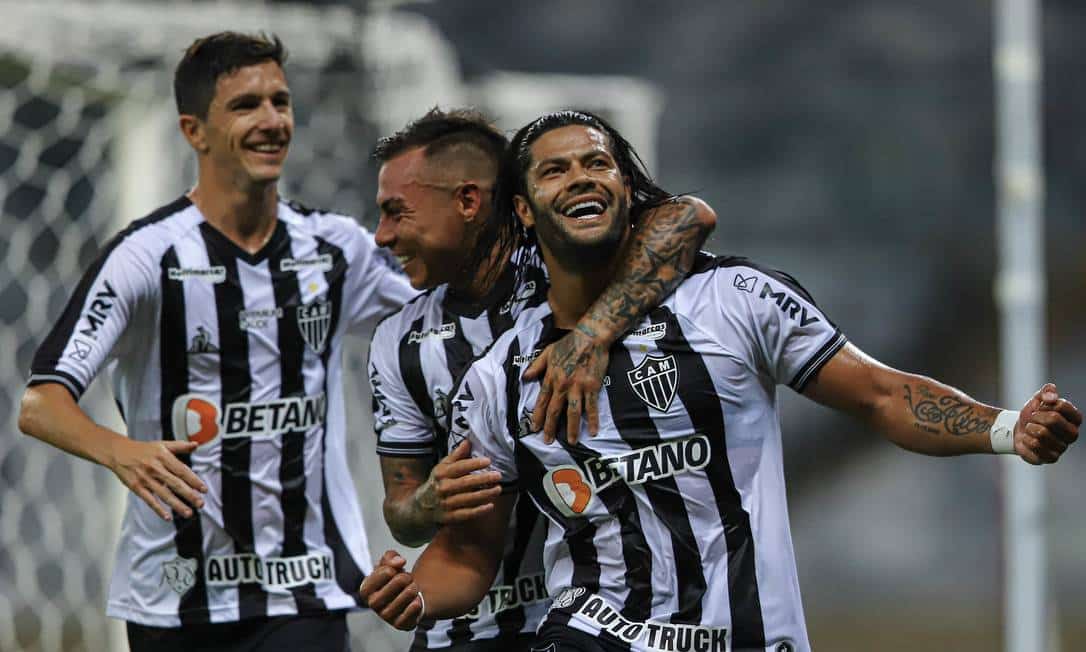 Torcida pede trio, e Cuca afirma: “É possível”