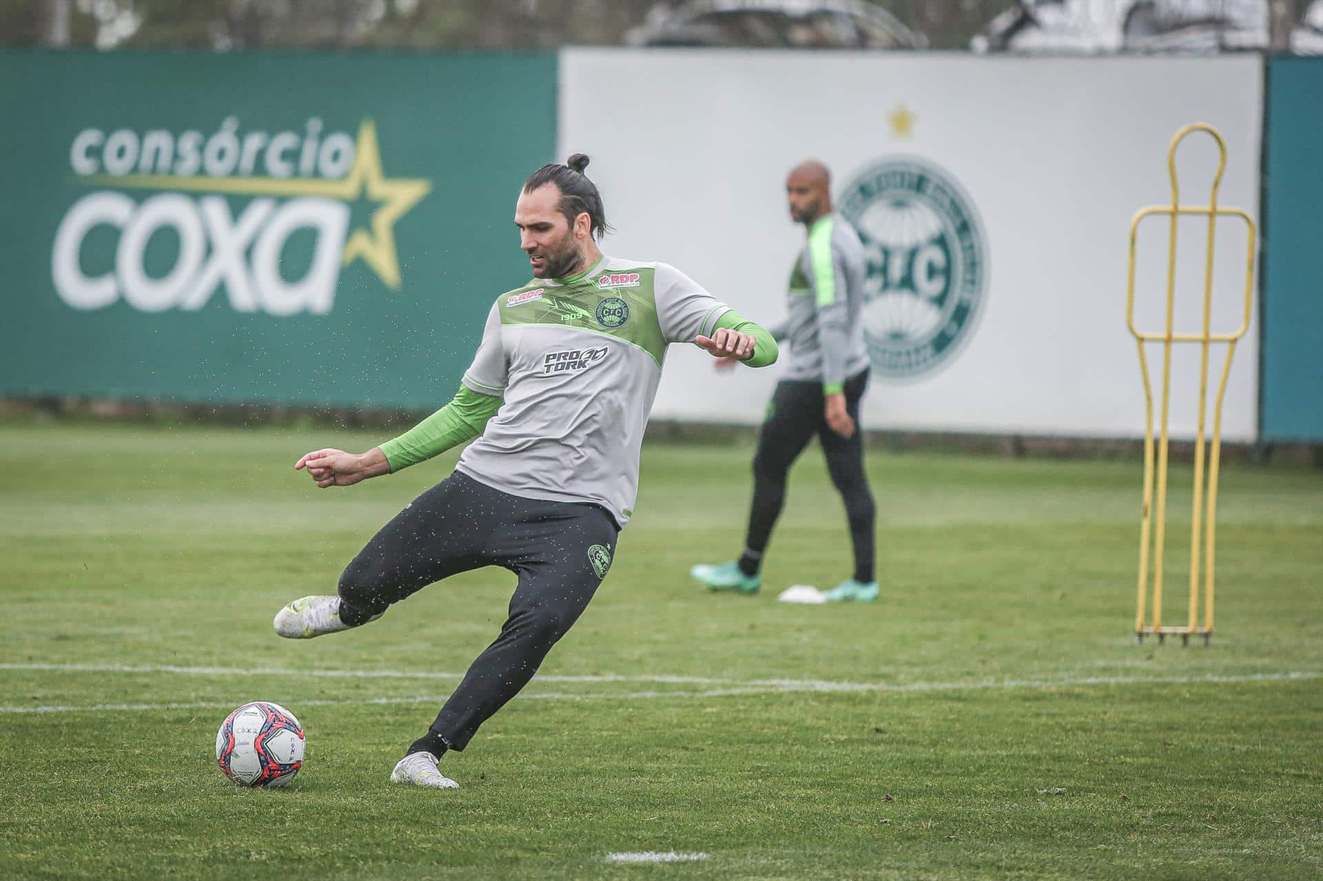 Coritiba&nbsp;garante nove titulares para 2022;&nbsp;Cast&aacute;n&nbsp;e&nbsp;Waguininho&nbsp;possuem vinculo at&eacute; dezembro&nbsp;