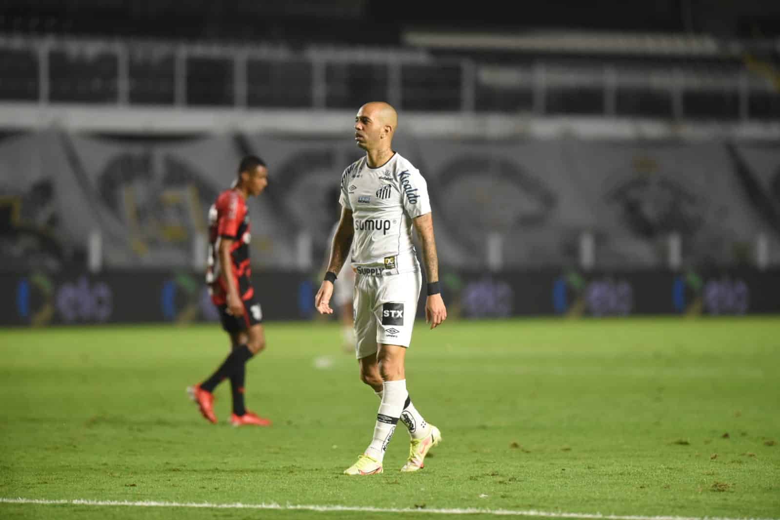 Diego Tardelli cogitou deixar o Santos ap&oacute;s emboscada