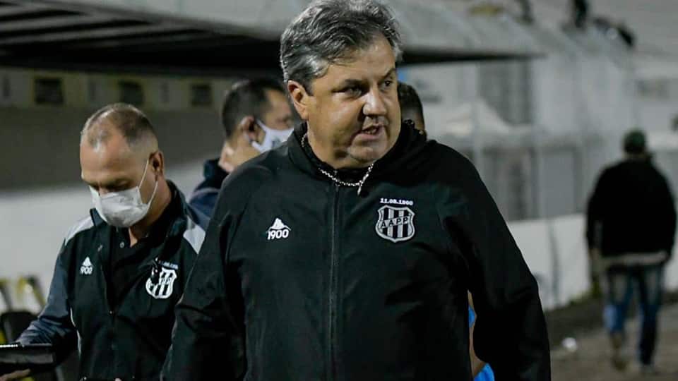Kleina se revolta com arbitragem na derrota da Ponte Preta contra o CSA