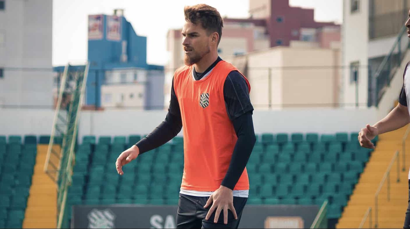 Vila Nova regulariza lateral Andr&eacute; Krobel