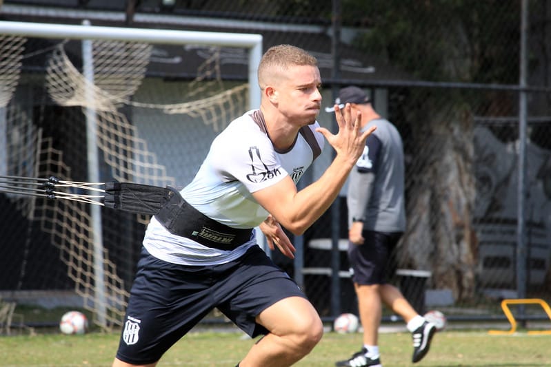 Vai fazer falta? L&eacute;o Naldi tem les&atilde;o ligamentar no tornozelo e desfalca Ponte Preta