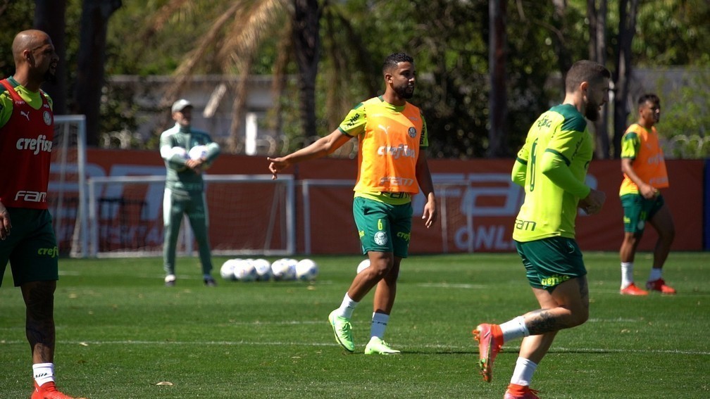 Jorge treina com bola no campo ap&oacute;s longo tempo