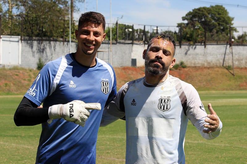 Aniversariante, Mois&eacute;s leva ovada em treino da Ponte Preta