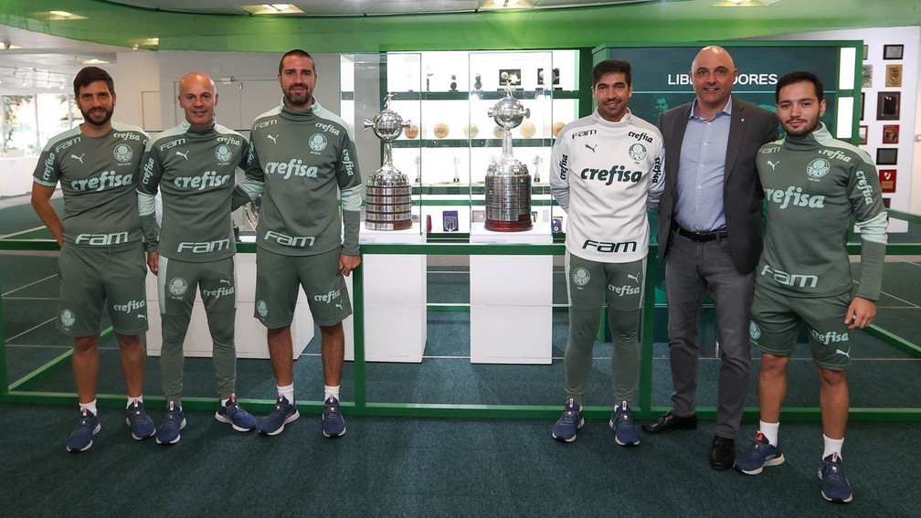 Enquanto os rivas trocam, Abel Ferreira permanece no Palmeiras