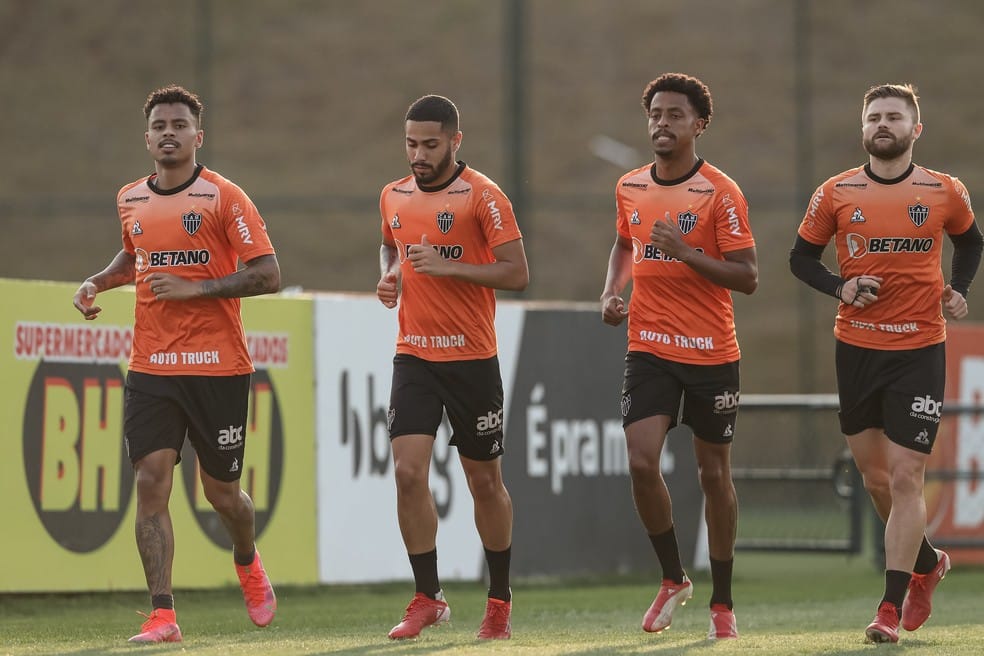 Atl&eacute;tico-MG treina no feriado visando jogo no domingo
