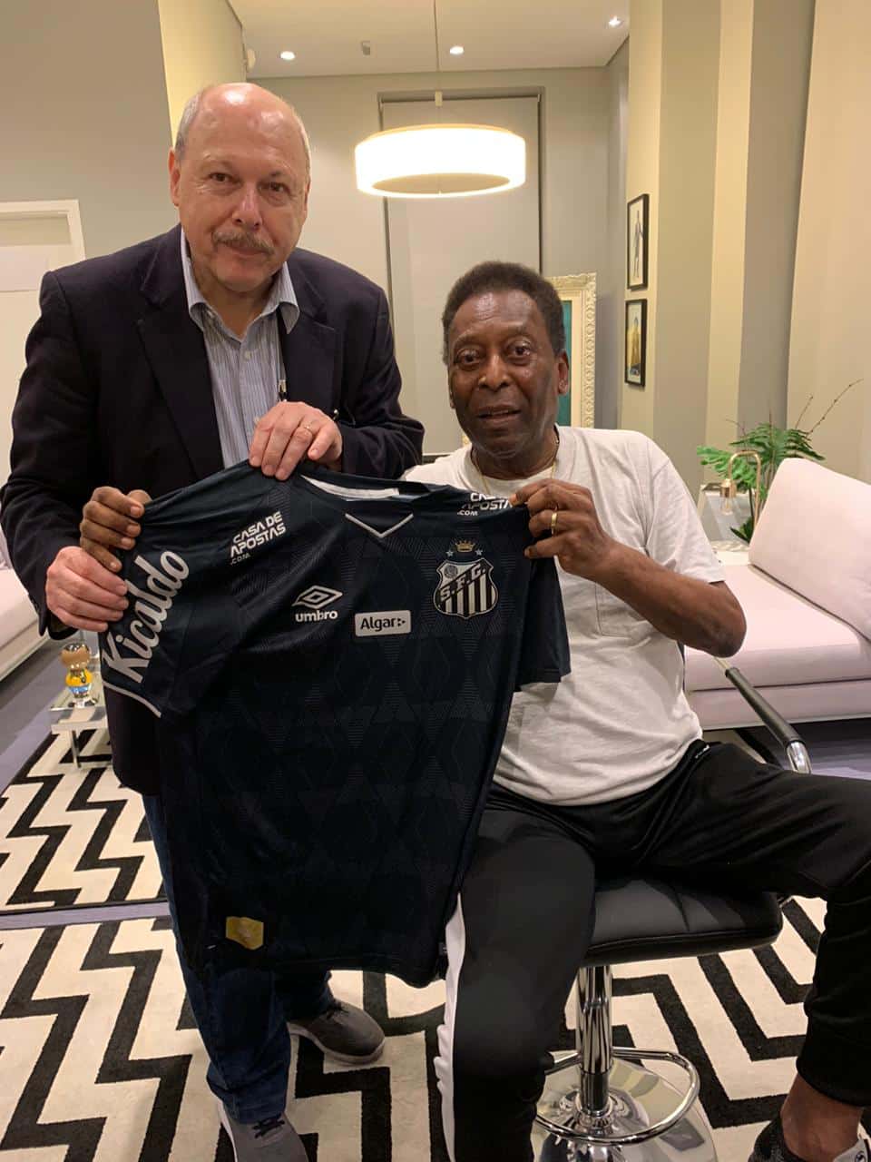 Camisa autografada por Jos&eacute; Carlos Peres &eacute; leiloada por R$ 360,00