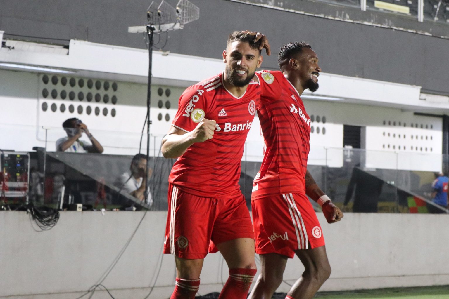 Edenilson comenta parceria com Yuri Alberto: &ldquo;Como o Santos p&ocirc;de liberar um jogador desses?&rdquo;