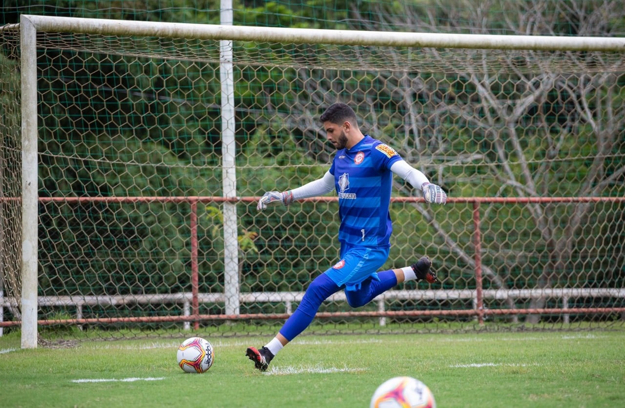 Goleiro do Tombense, Murilo admite ansiedade, mas afirma: &ldquo;Me sinto totalmente preparado&rdquo;