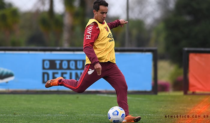 Jadson est&aacute; fora dos planos do Athletico e &eacute; afastado do elenco