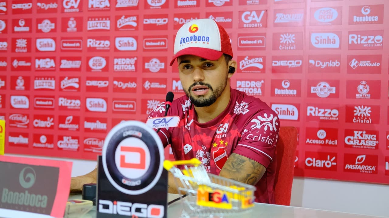 Alesson exalta torcida do Vila Nova e comenta retorno do público aos estádios: “ajuda muito dentro de casa”