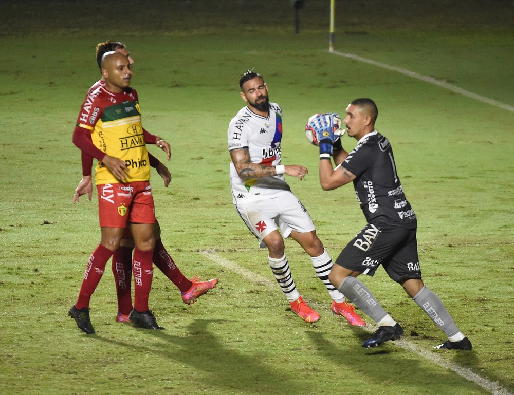 Leandro Castan fala em coletiva que foi obrigado a vestir camisa de uniforme arco-&iacute;ris do Vasco