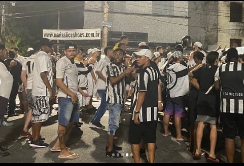 Torcida do Santos protesta ao fim do jogo: &ldquo;Ou joga por amor ou joga por terror&rdquo;