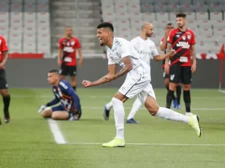 Zagueiro Rodrigues renova com o Grêmio por mais dois anos