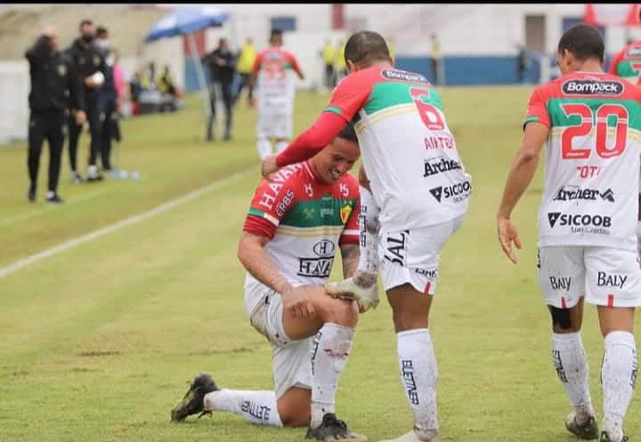 Edu exalta Airton e revela acordo: &ldquo;Presenteado pelas assist&ecirc;ncias&rdquo;