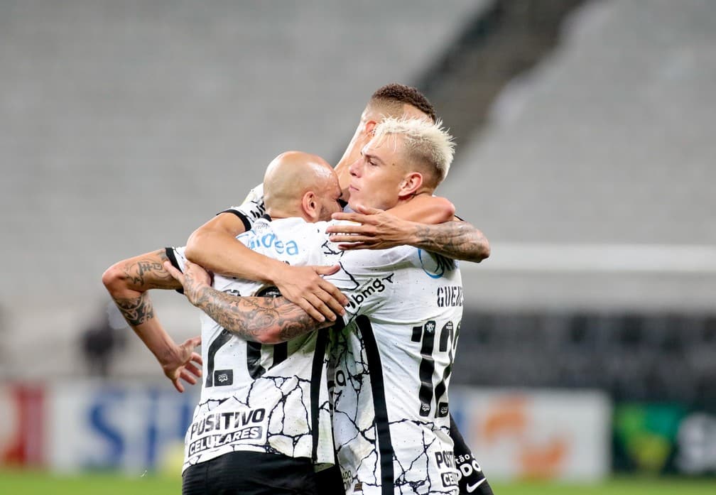 Sylvinho elogia qualidade do atacante R&oacute;ger Guedes