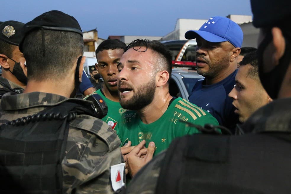 Confronto entre Cruzeiro e CSA é marcado por confusão, polícia e spray de pimenta nos jogadores