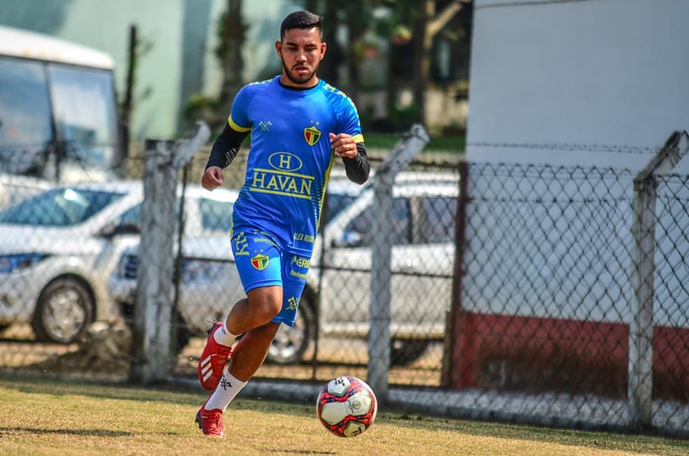 Alex Ruan se lesiona e fica fora por um m&ecirc;s