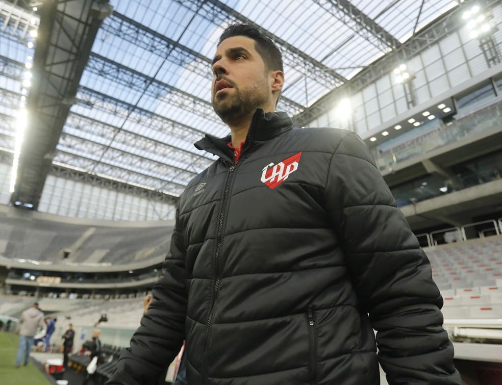 Ant&oacute;nio Oliveira pede demiss&atilde;o do Athletico