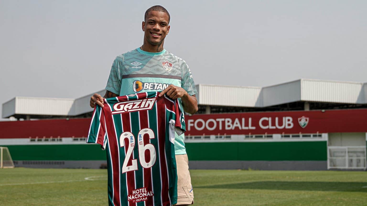 Atacante assina em definitivo com Fluminense