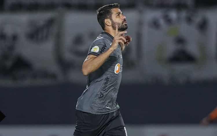 Diego Costa segue treinando mesmo na folga do Galo