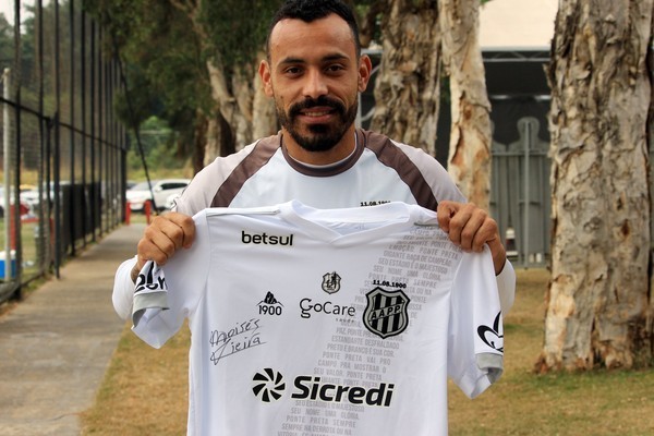 Ponte Preta arrecada 1,7 mil para projeto social com leil&atilde;o de camisa de Mois&eacute;s e bra&ccedil;adeira de Ivan