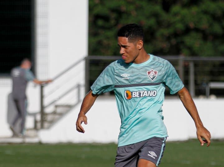 Meia-atacante assina v&iacute;nculo com Flu at&eacute; 2025
