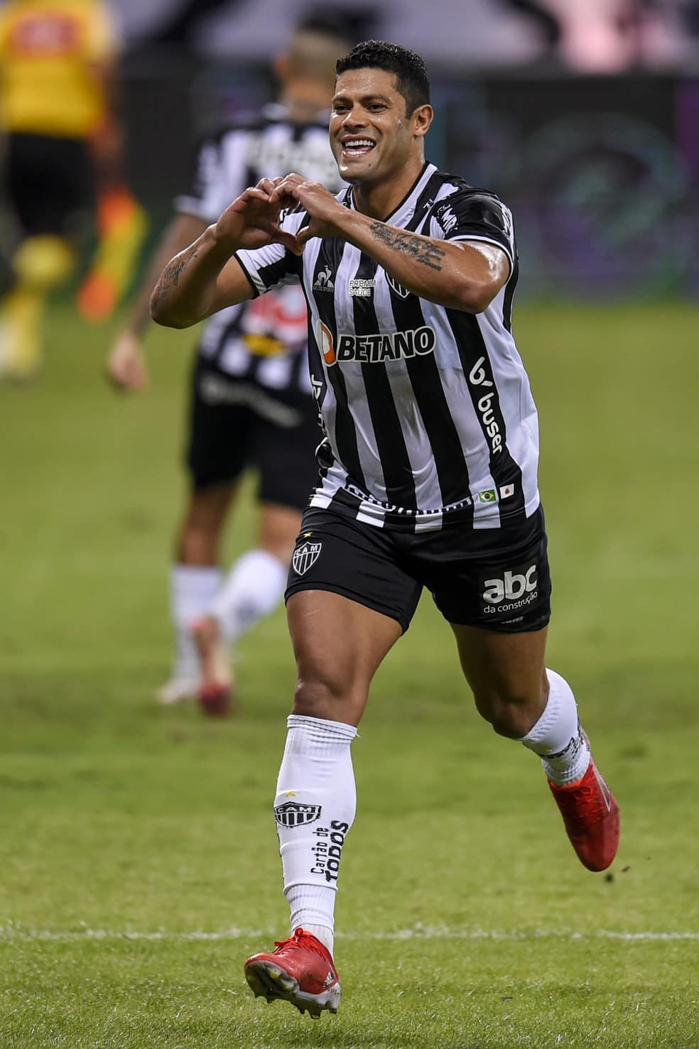 Hulk bate marca com a camisa do Atl&eacute;tico-MG