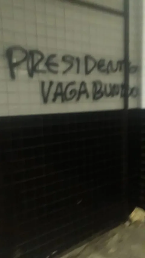 Vila Belmiro é pichada após goleada sofrida pelo Santos