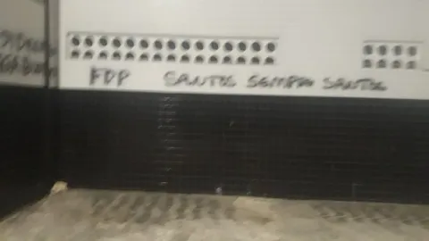 Vila Belmiro é pichada após goleada sofrida pelo Santos