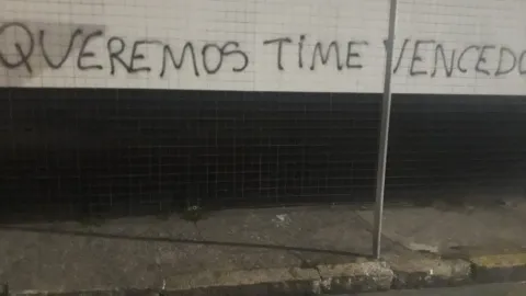 Vila Belmiro &eacute; pichada ap&oacute;s goleada sofrida pelo Santos